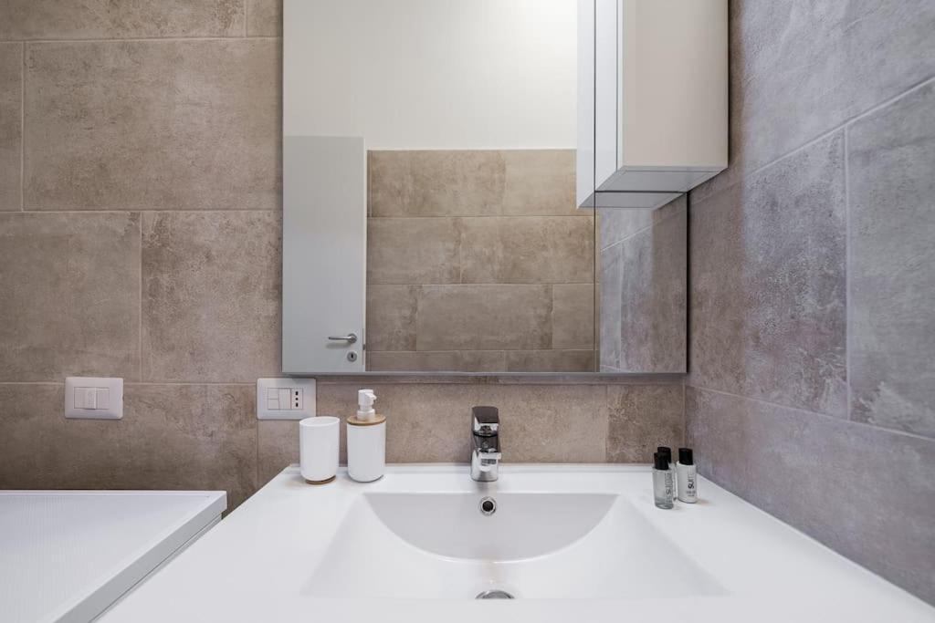 Linate Airport Elegant Suite,Tram 1 Minute Away Milan Bagian luar foto