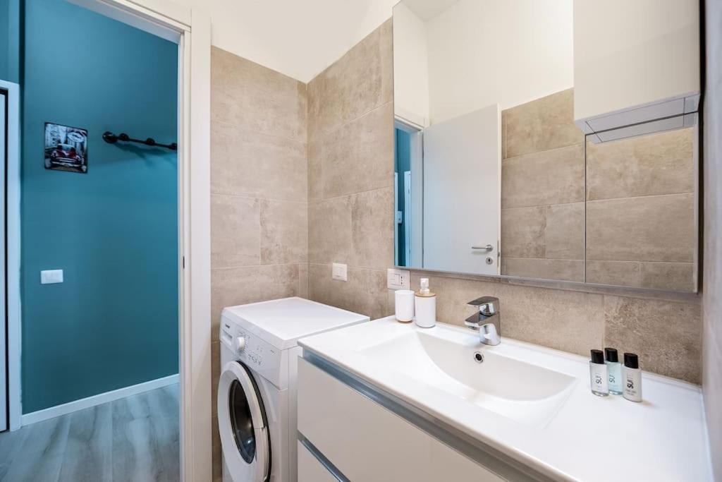 Linate Airport Elegant Suite,Tram 1 Minute Away Milan Bagian luar foto